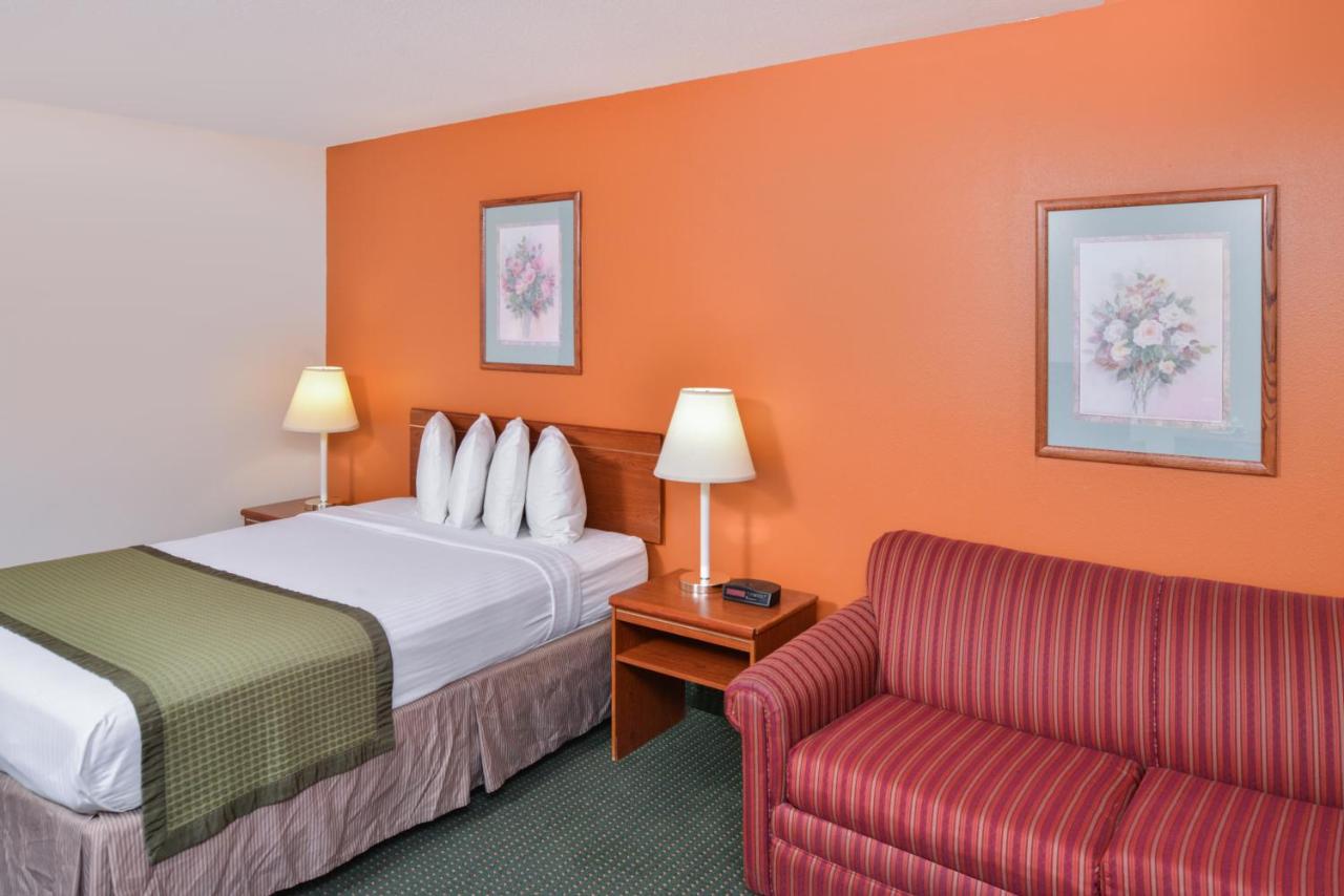 Queen Room - Non-Smoking at Travelodge Suites by Wyndham Newberg