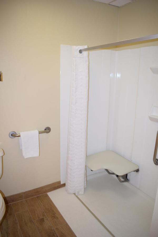 King Room with Roll-In Shower - Mobility Access at Best Western Wichita North