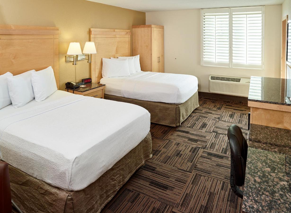 Deluxe Double Room at LivINN Hotel St. Paul – I-94 – East 3M Area