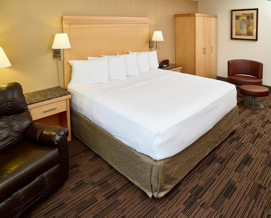 Deluxe King Room at LivINN Hotel St. Paul – I-94 – East 3M Area