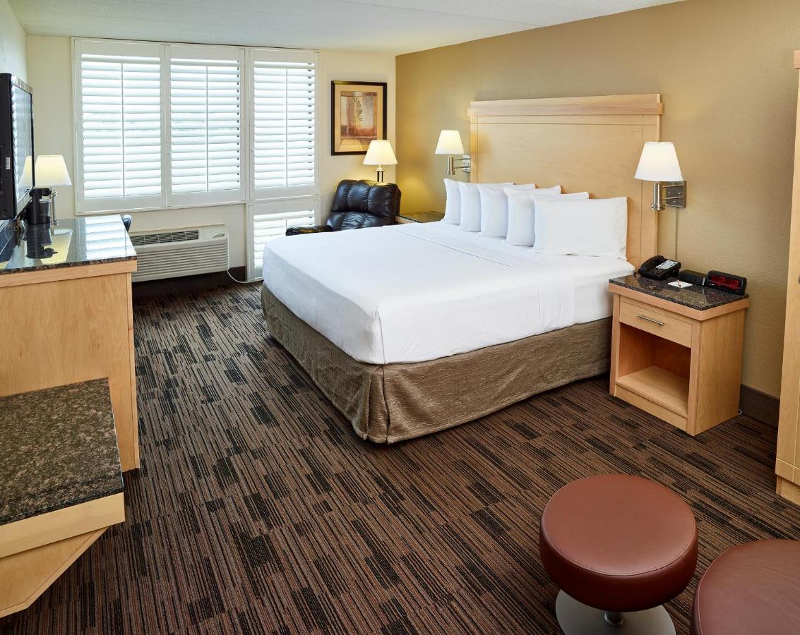 Deluxe King Room - Non-Smoking at LivINN Hotel St. Paul – I-94 – East 3M Area