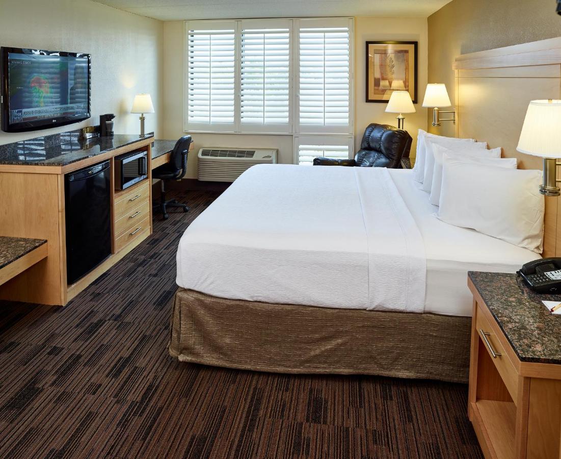 Deluxe King Room at LivINN Hotel St. Paul – I-94 – East 3M Area