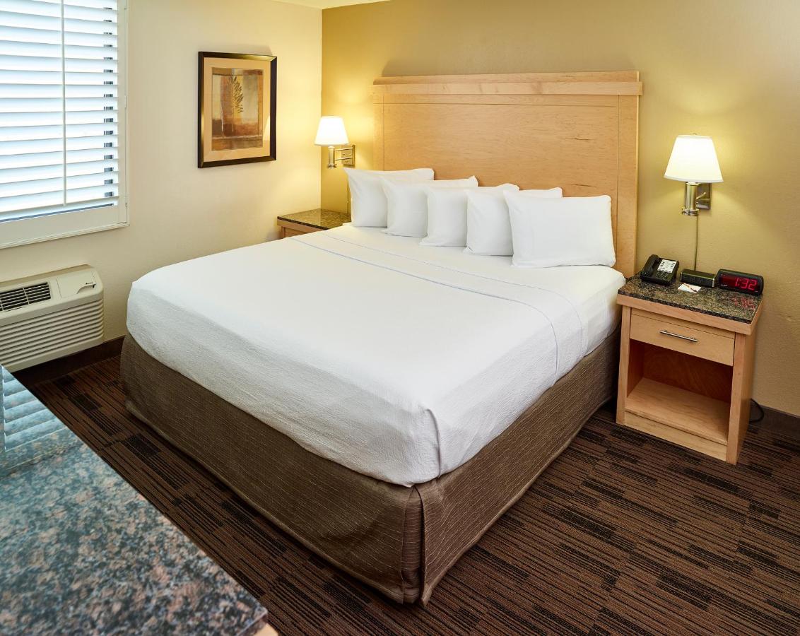 Economy King Room - Non-Smoking at LivINN Hotel St. Paul – I-94 – East 3M Area