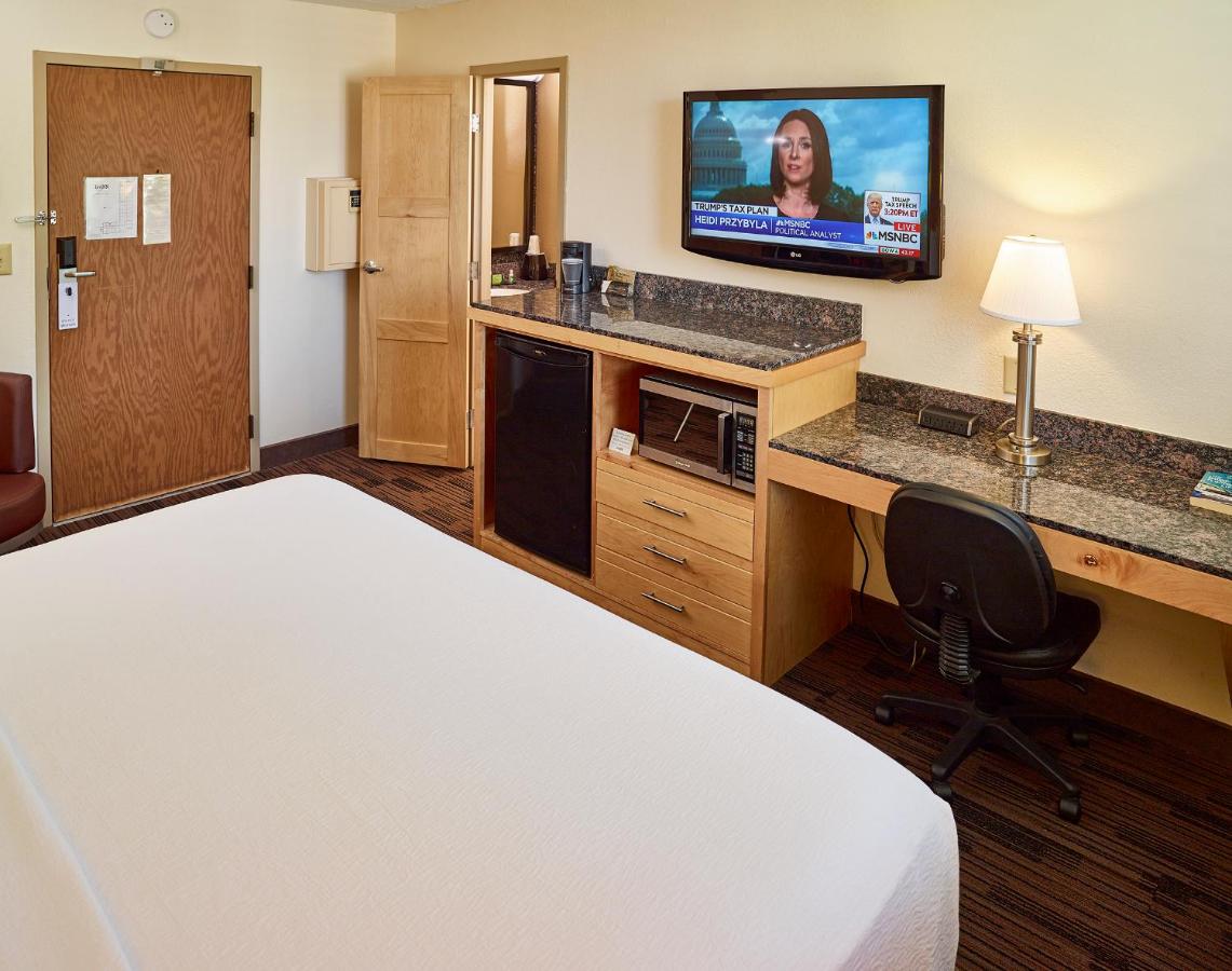 Deluxe King Room at LivINN Hotel St. Paul – I-94 – East 3M Area
