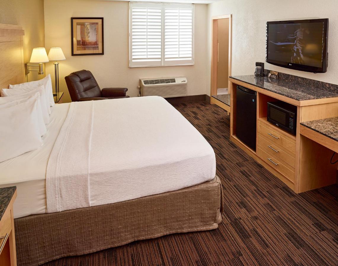 Deluxe King Room at LivINN Hotel St. Paul – I-94 – East 3M Area