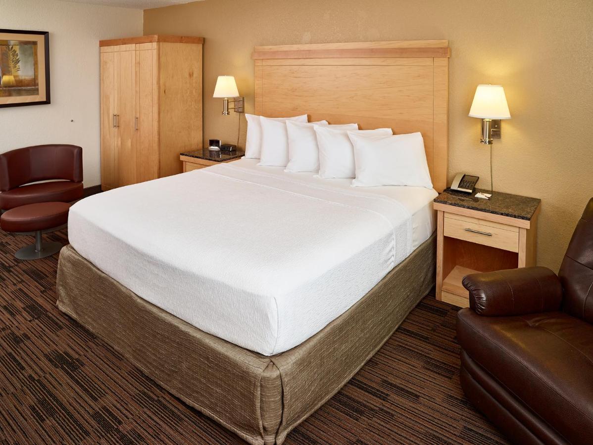Deluxe King Room at LivINN Hotel St. Paul – I-94 – East 3M Area
