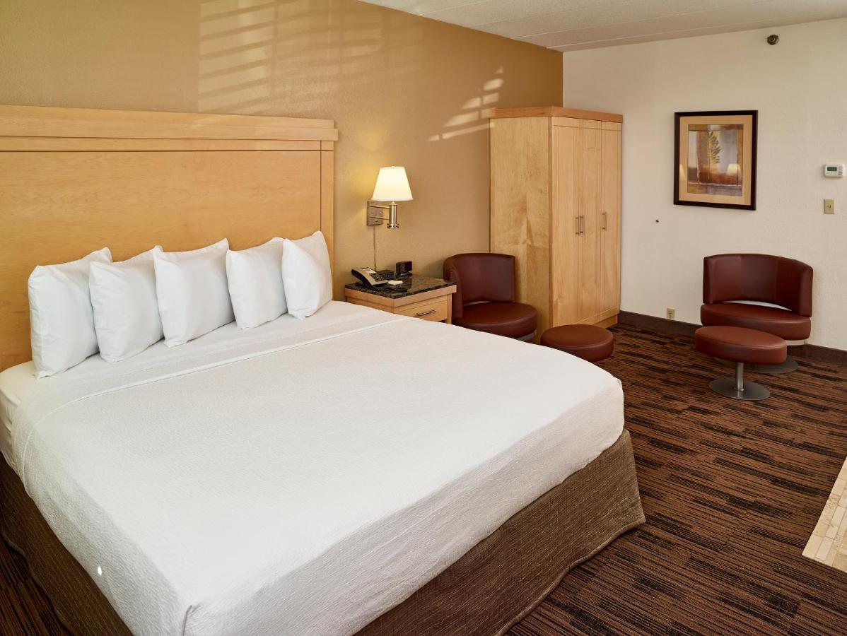 Deluxe King Room at LivINN Hotel St. Paul – I-94 – East 3M Area