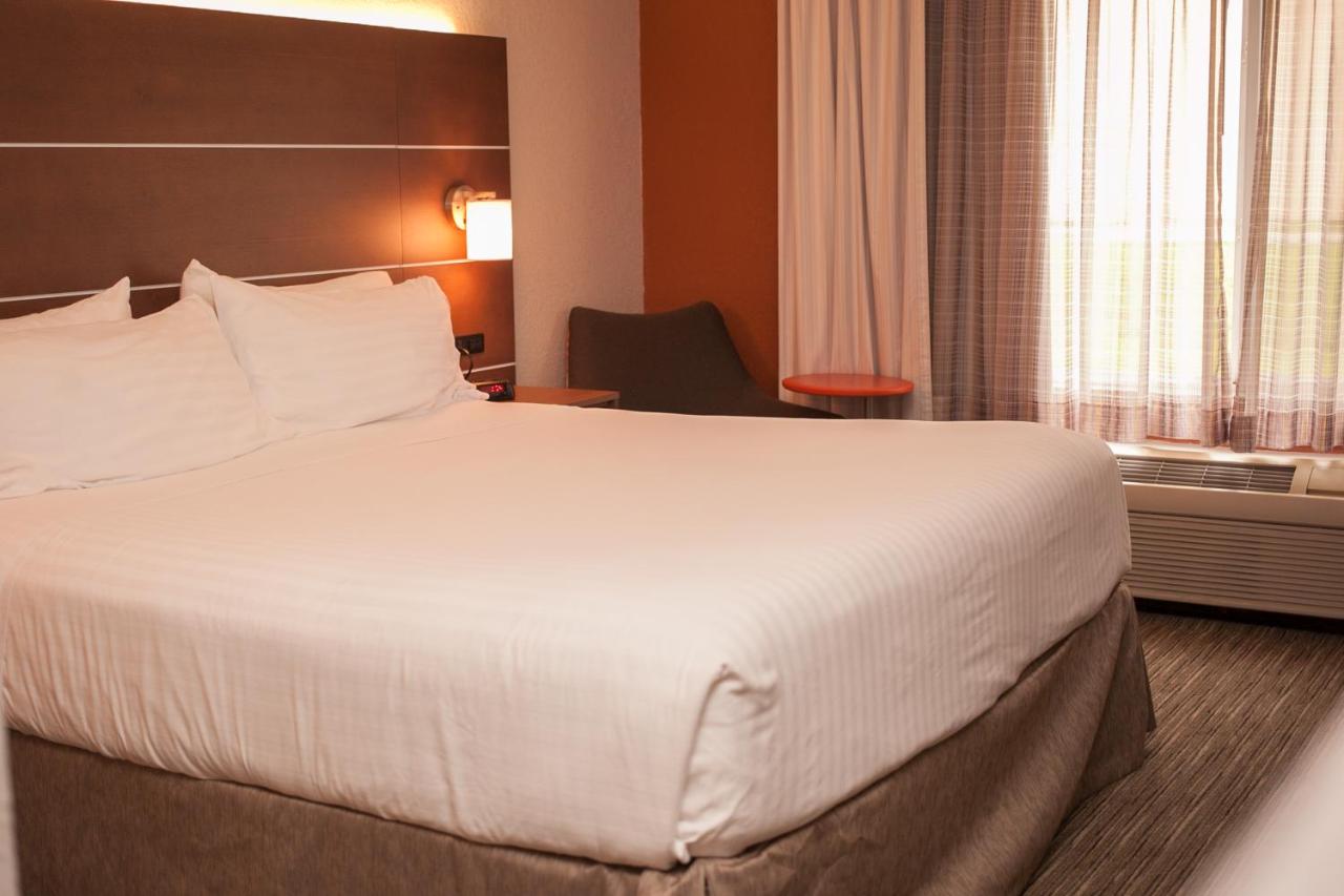 King Room - Disability Access/Non-Smoking at Holiday Inn Express Hotel & Suites by IHG