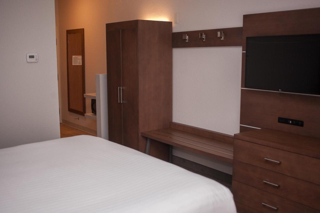 King Room - Disability Access/Non-Smoking at Holiday Inn Express Hotel & Suites by IHG