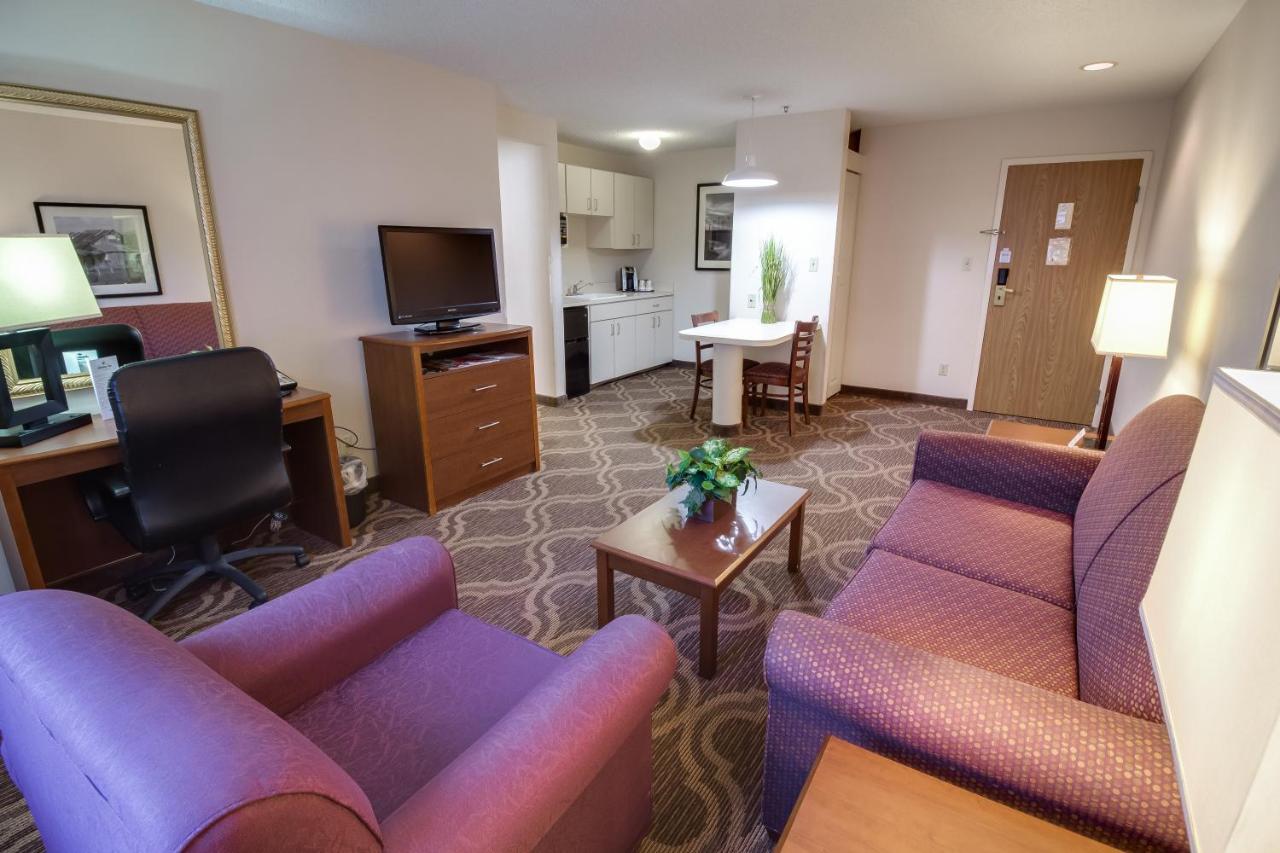 King Suite at Ashmore Inn and Suites