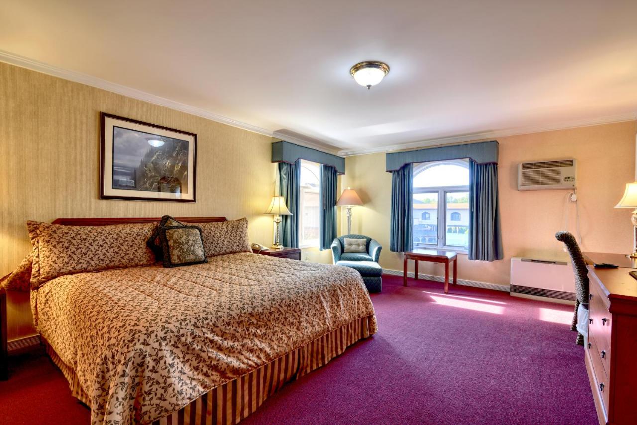 Deluxe King - Office Main Building at Roosevelt Inn and Suites Saratoga Springs