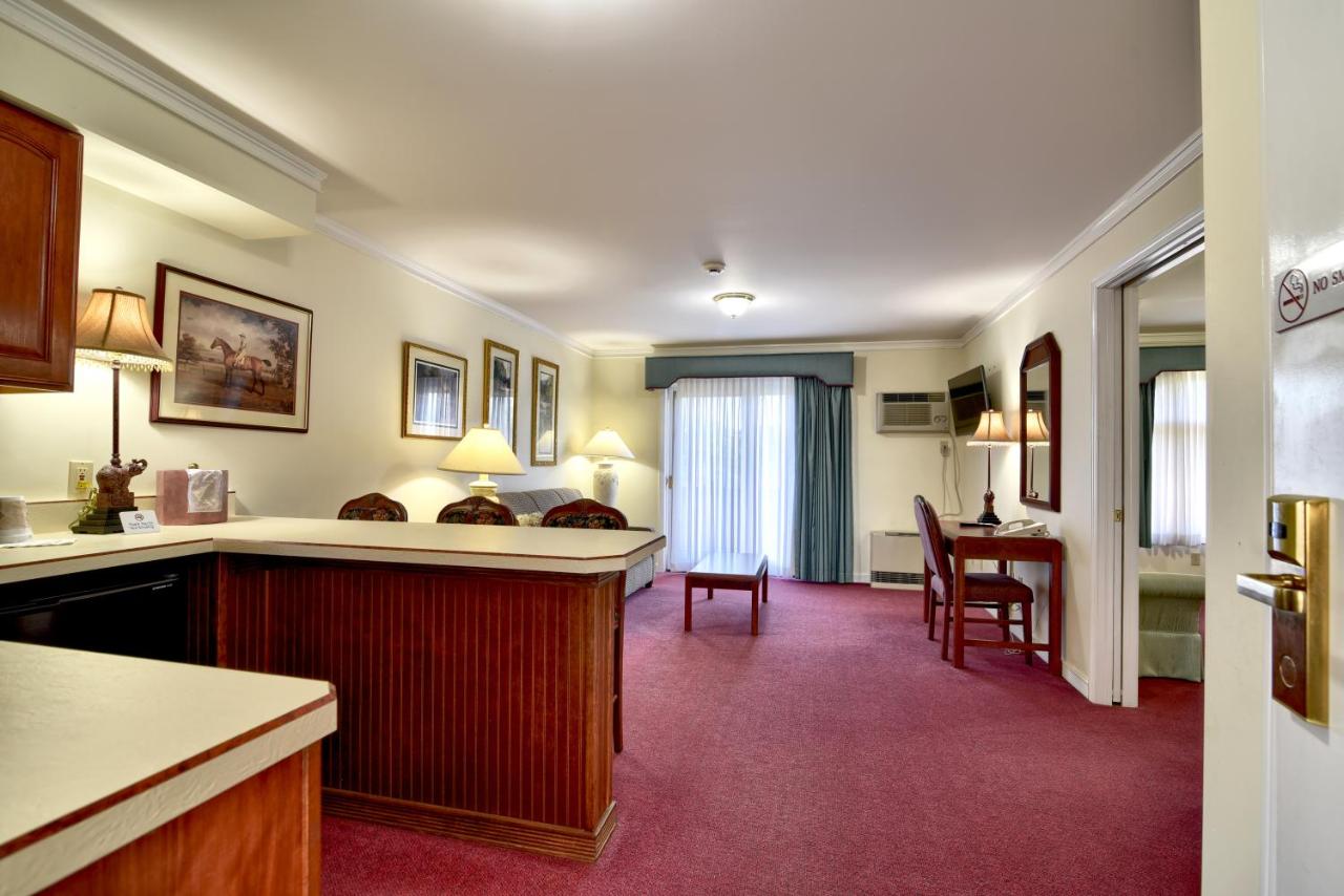 Executive King Suite - Office Main Building at Roosevelt Inn and Suites Saratoga Springs