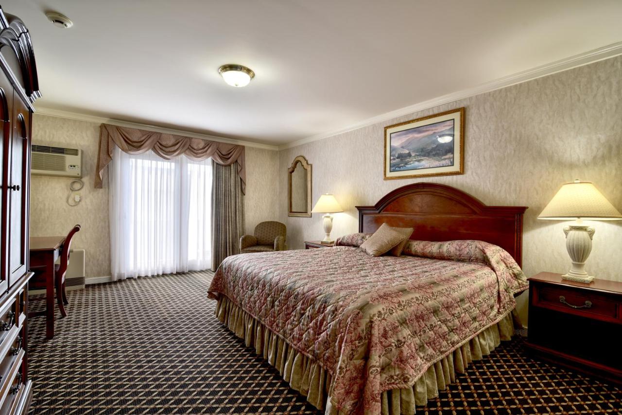 Deluxe King Room with Balcony at Roosevelt Inn and Suites Saratoga Springs