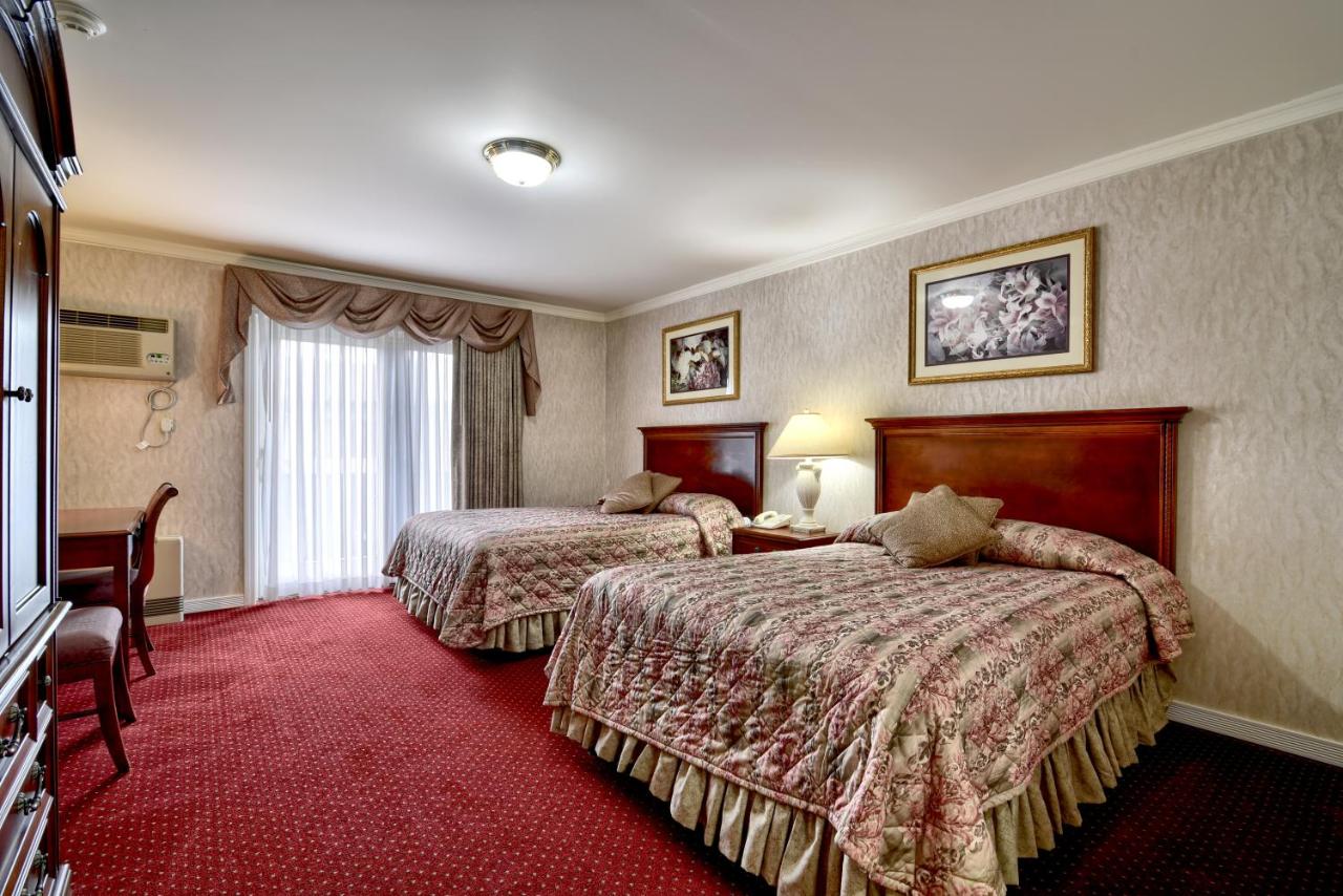 Deluxe Double Room with Balcony at Roosevelt Inn and Suites Saratoga Springs