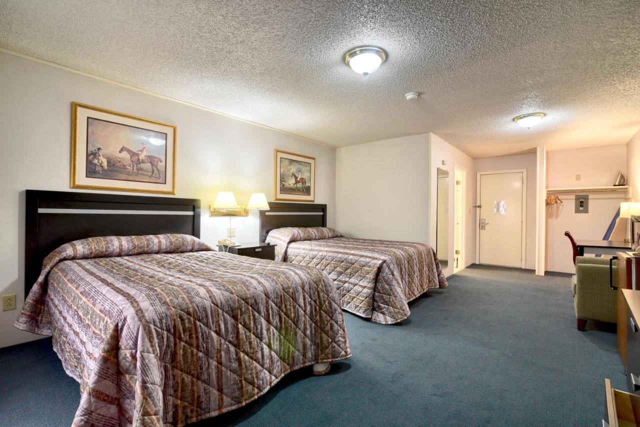 Double Room with Courtside View at Roosevelt Inn and Suites Saratoga Springs