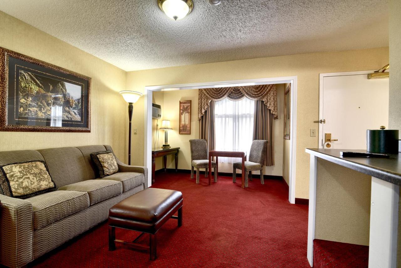 Double Suite with Lawn view at Roosevelt Inn and Suites Saratoga Springs