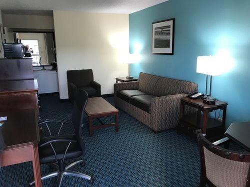 One-Bedroom King Suite - Non-Smoking at Baymont Inn & Suites Florence by Wyndham