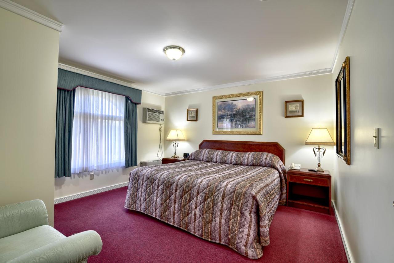 Executive King Suite - Office Main Building at Roosevelt Inn and Suites Saratoga Springs