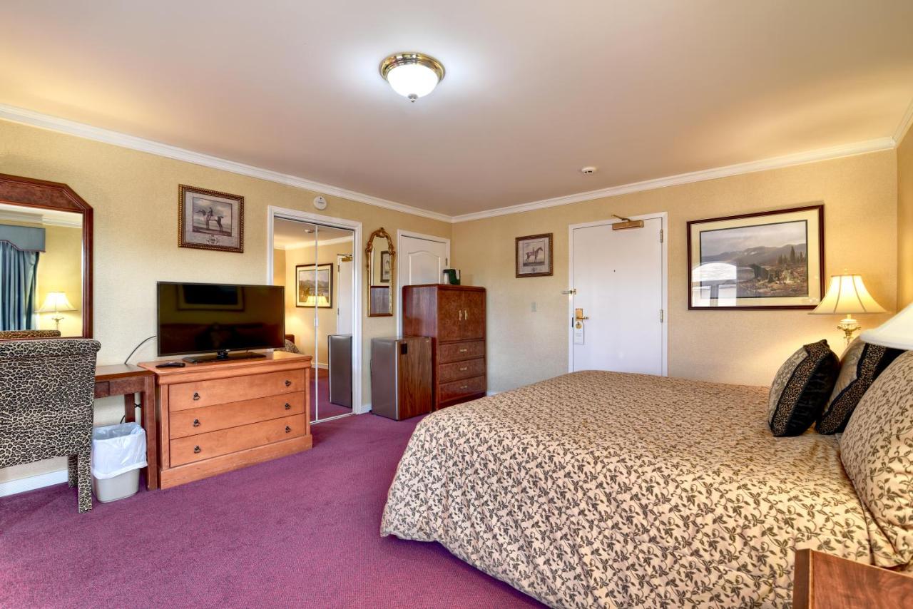 Deluxe King - Office Main Building at Roosevelt Inn and Suites Saratoga Springs