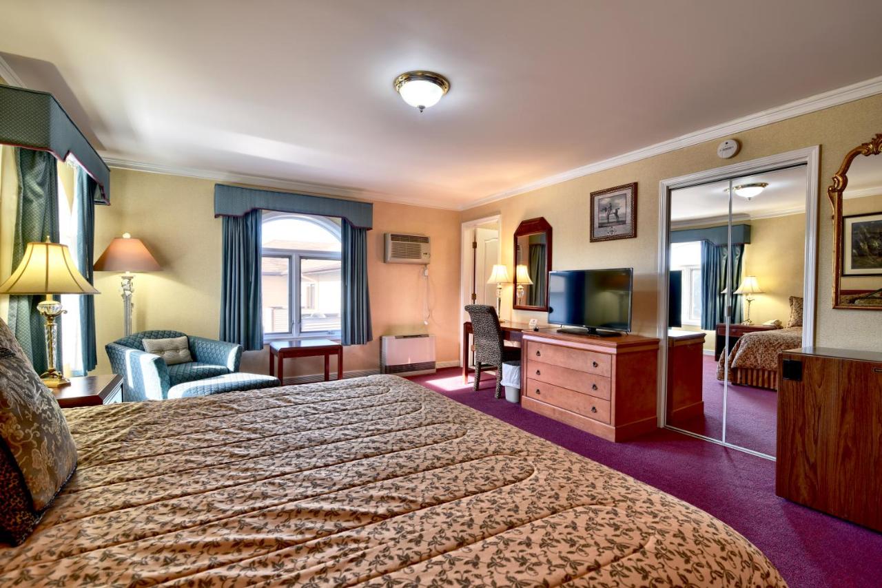 Deluxe King - Office Main Building at Roosevelt Inn and Suites Saratoga Springs