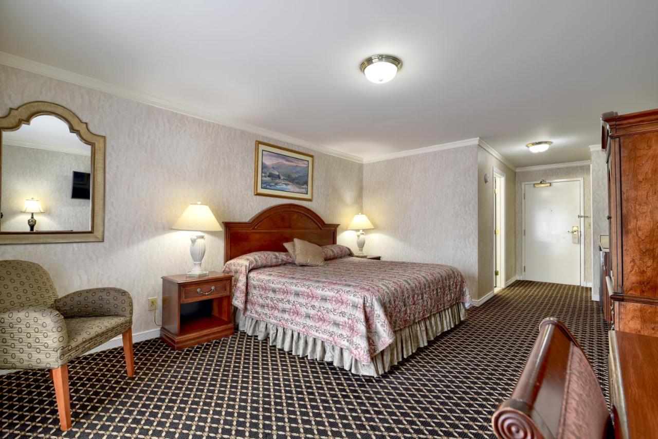 Deluxe King Room with Balcony at Roosevelt Inn and Suites Saratoga Springs