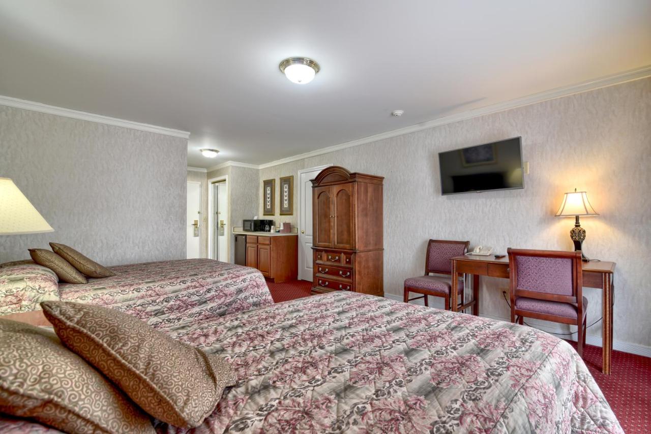 Deluxe Double Room with Balcony at Roosevelt Inn and Suites Saratoga Springs