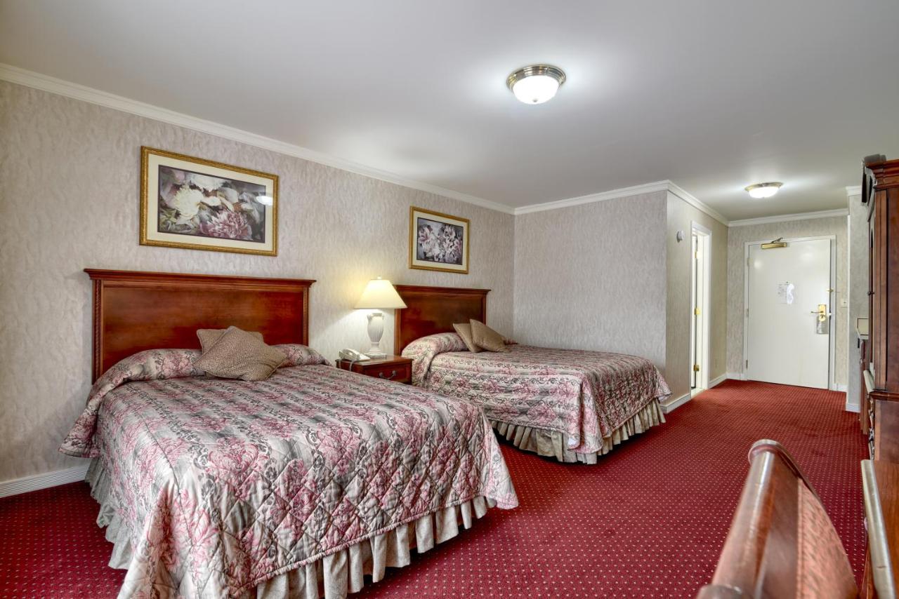 Deluxe Double Room with Balcony at Roosevelt Inn and Suites Saratoga Springs