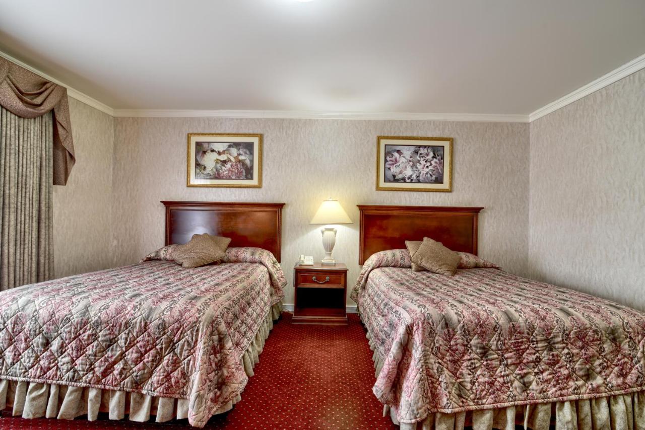 Deluxe Double Room with Balcony at Roosevelt Inn and Suites Saratoga Springs