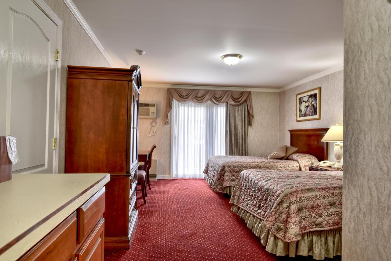 Deluxe Double Room with Balcony at Roosevelt Inn and Suites Saratoga Springs