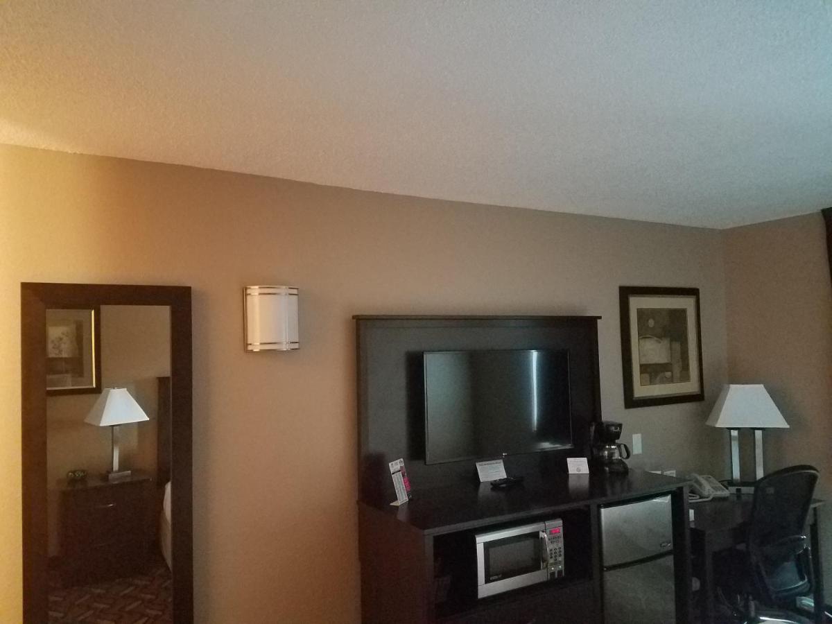 One Queen Bed Executive Non-Smoking at Americas Best Value Inn & Suites Bismarck