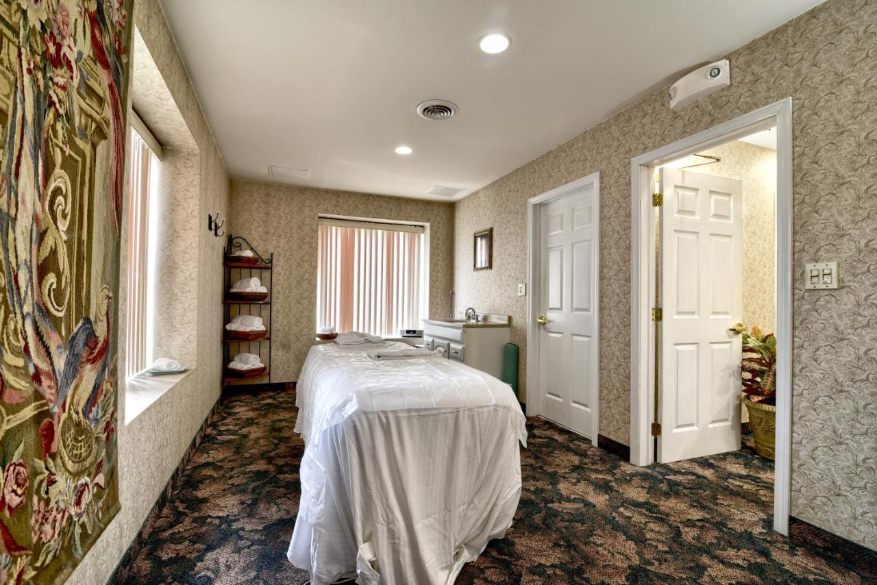 Romantic Getaway Package at Roosevelt Inn and Suites Saratoga Springs