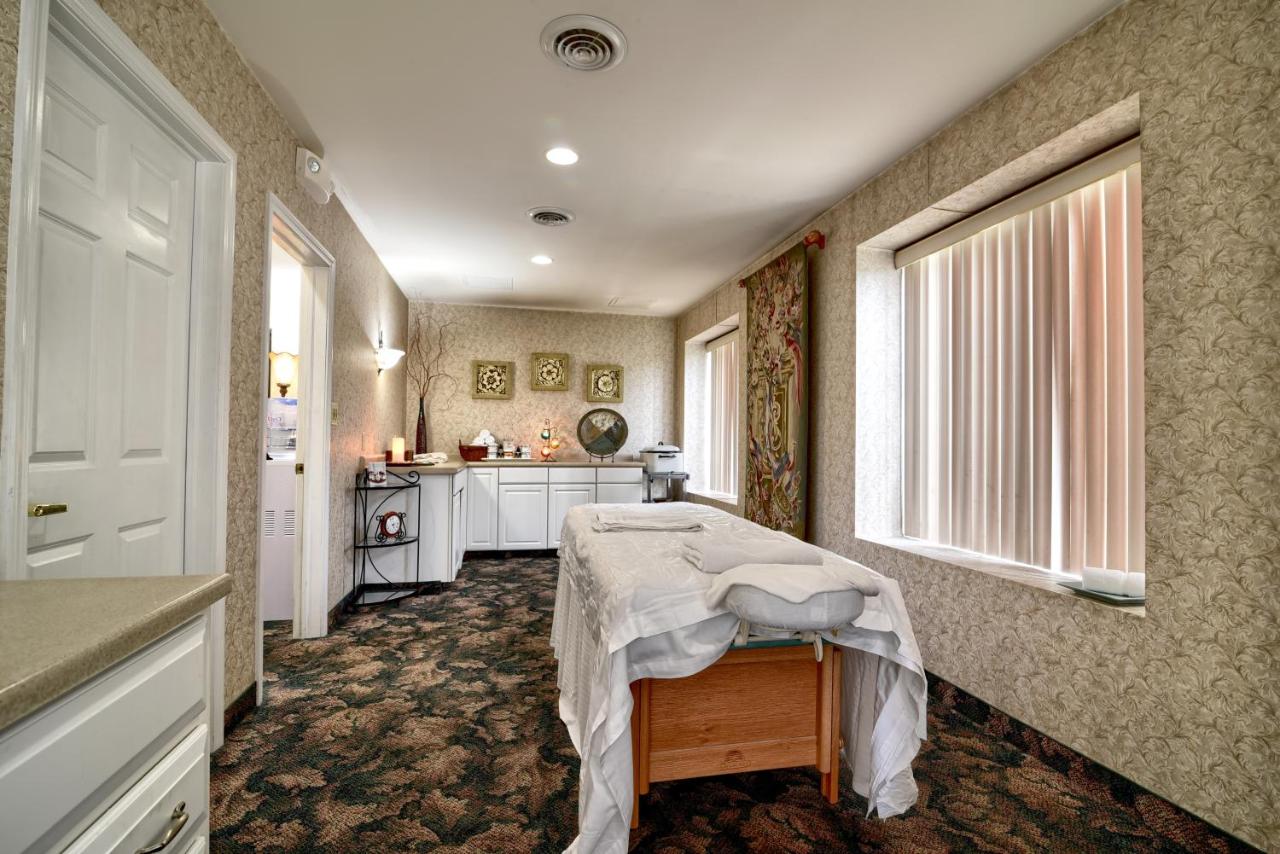 Romantic Getaway Package at Roosevelt Inn and Suites Saratoga Springs