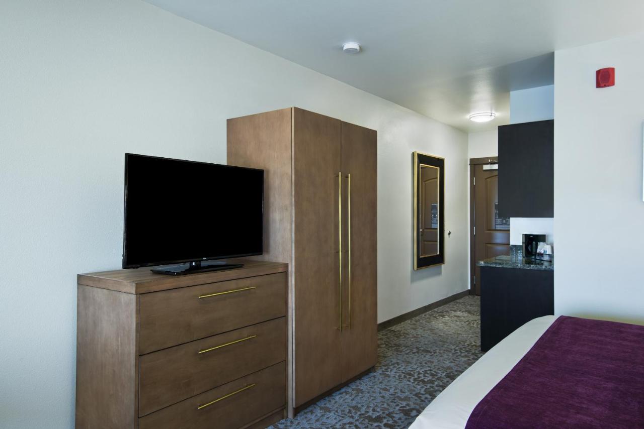 King Suite at Oxford Suites Sonoma County