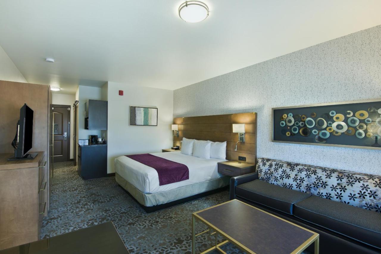 King Suite at Oxford Suites Sonoma County