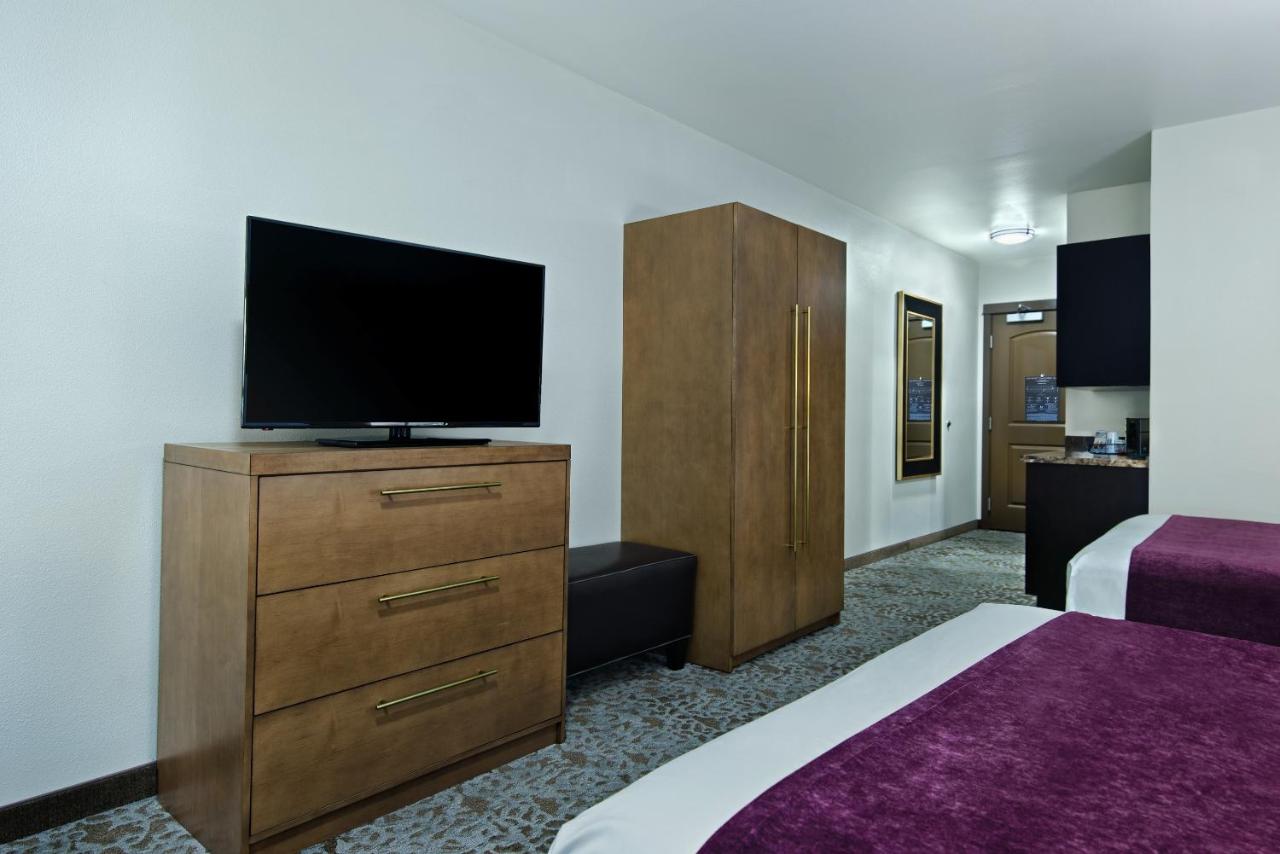 2 Queen Suite at Oxford Suites Sonoma County
