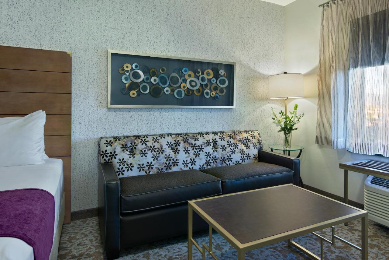 2 Queen Suite at Oxford Suites Sonoma County