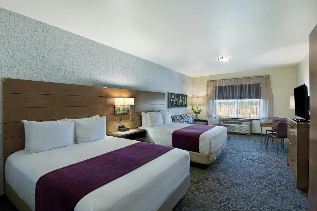 Valley View 2 Queen Suite at Oxford Suites Sonoma County