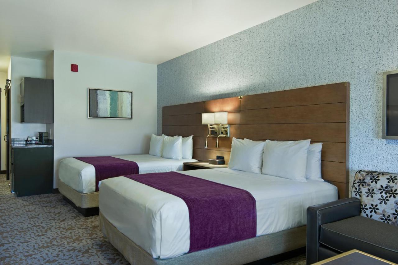 Valley View 2 Queen Suite at Oxford Suites Sonoma County