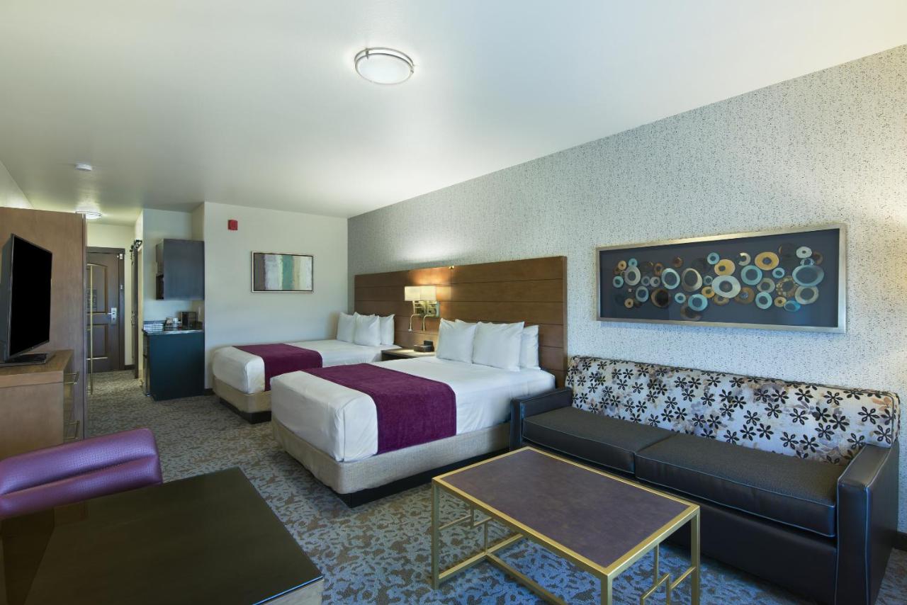 Valley View 2 Queen Suite at Oxford Suites Sonoma County