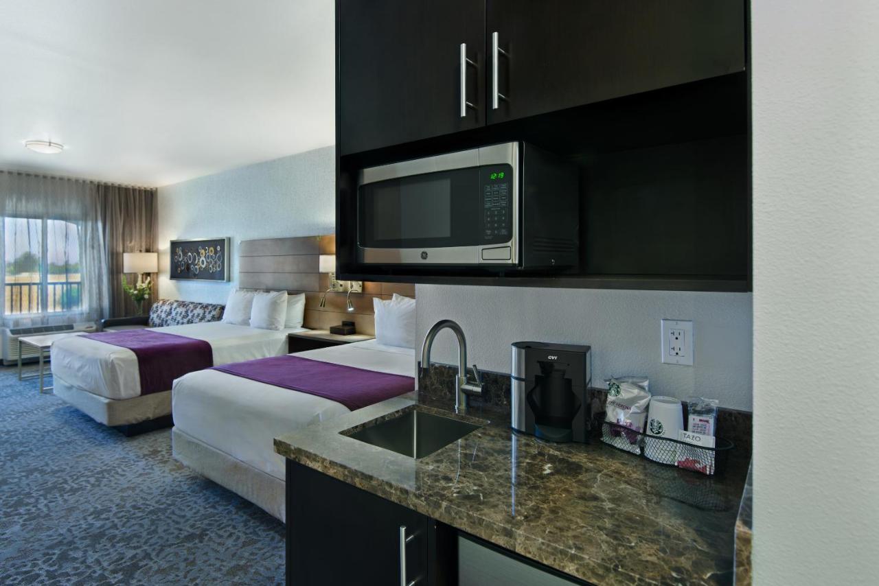 Balcony 2 Queen Suite at Oxford Suites Sonoma County