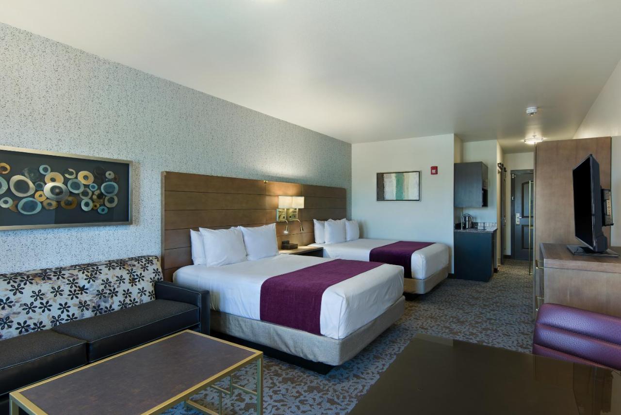 Balcony 2 Queen Suite at Oxford Suites Sonoma County