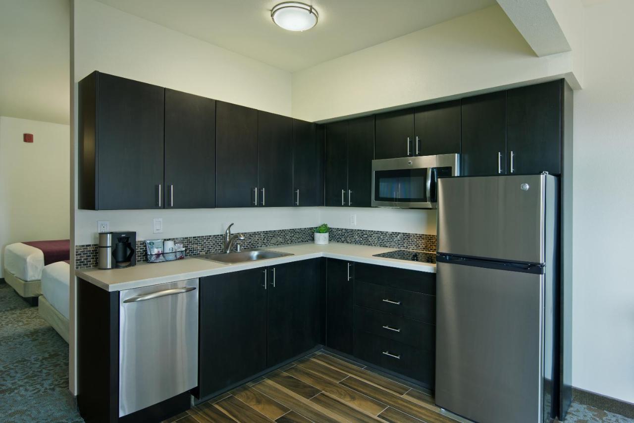 Extended Stay 2 Queen Suite at Oxford Suites Sonoma County
