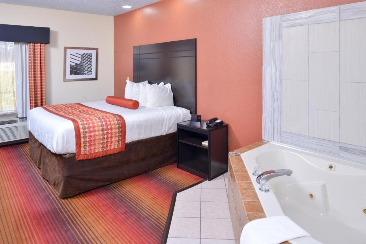 Deluxe Suite with Spa Bath at Red Roof Inn & Suites Clinton, MS