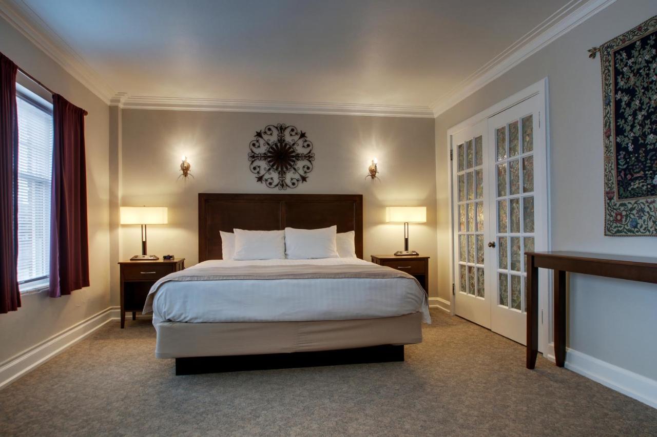 One-Bedroom Suite at The Knickerbocker on the Lake