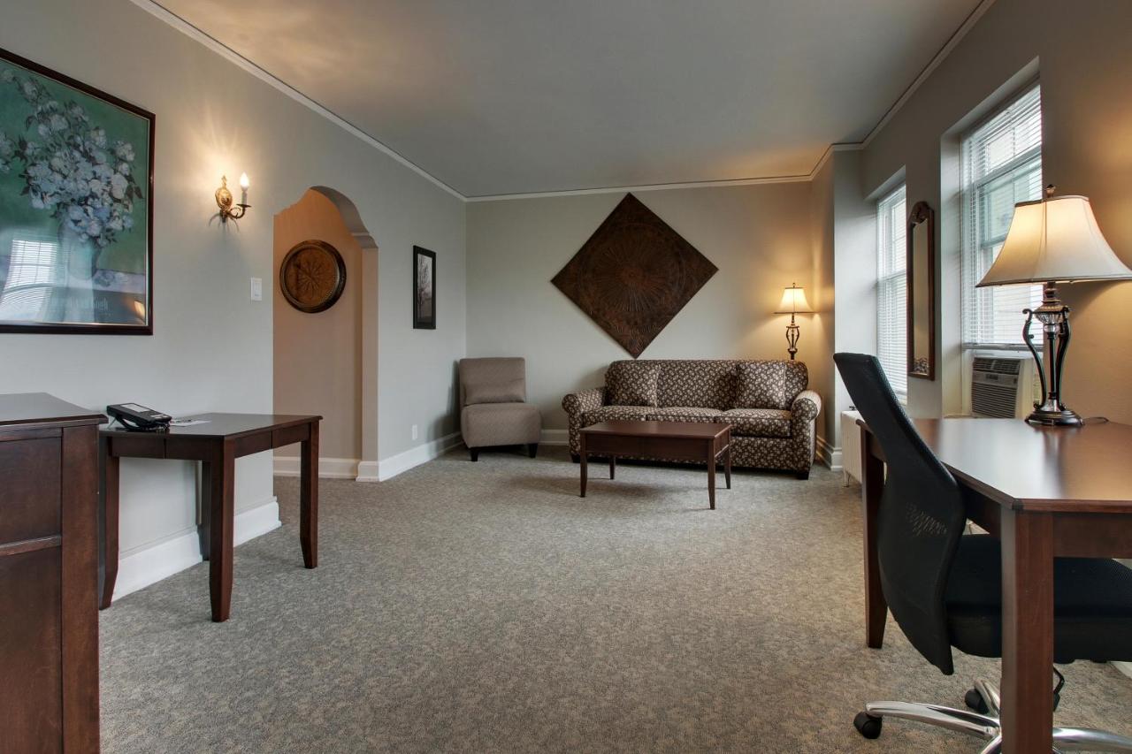 One-Bedroom Suite at The Knickerbocker on the Lake