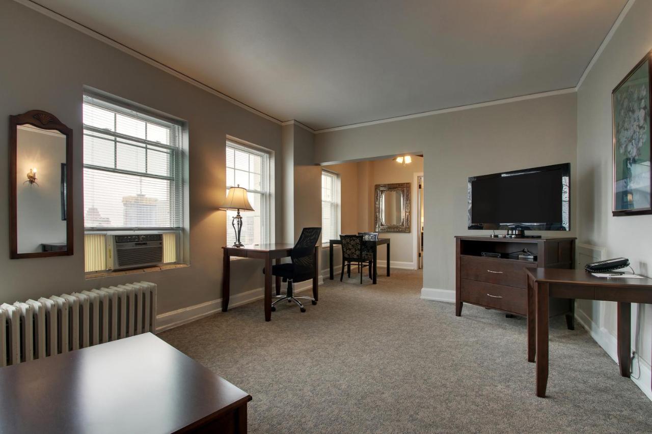 One-Bedroom Suite at The Knickerbocker on the Lake