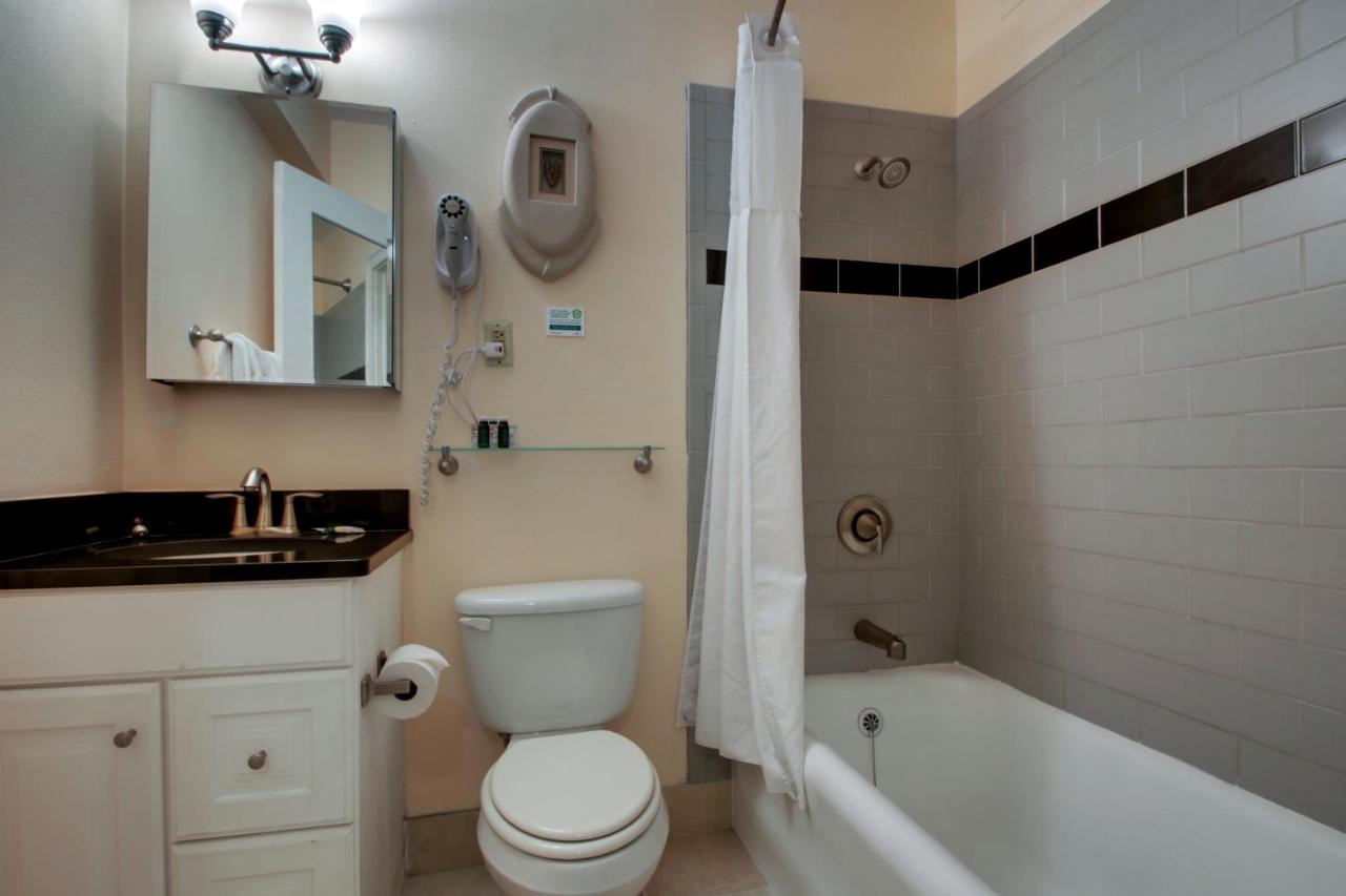 One-Bedroom Suite at The Knickerbocker on the Lake