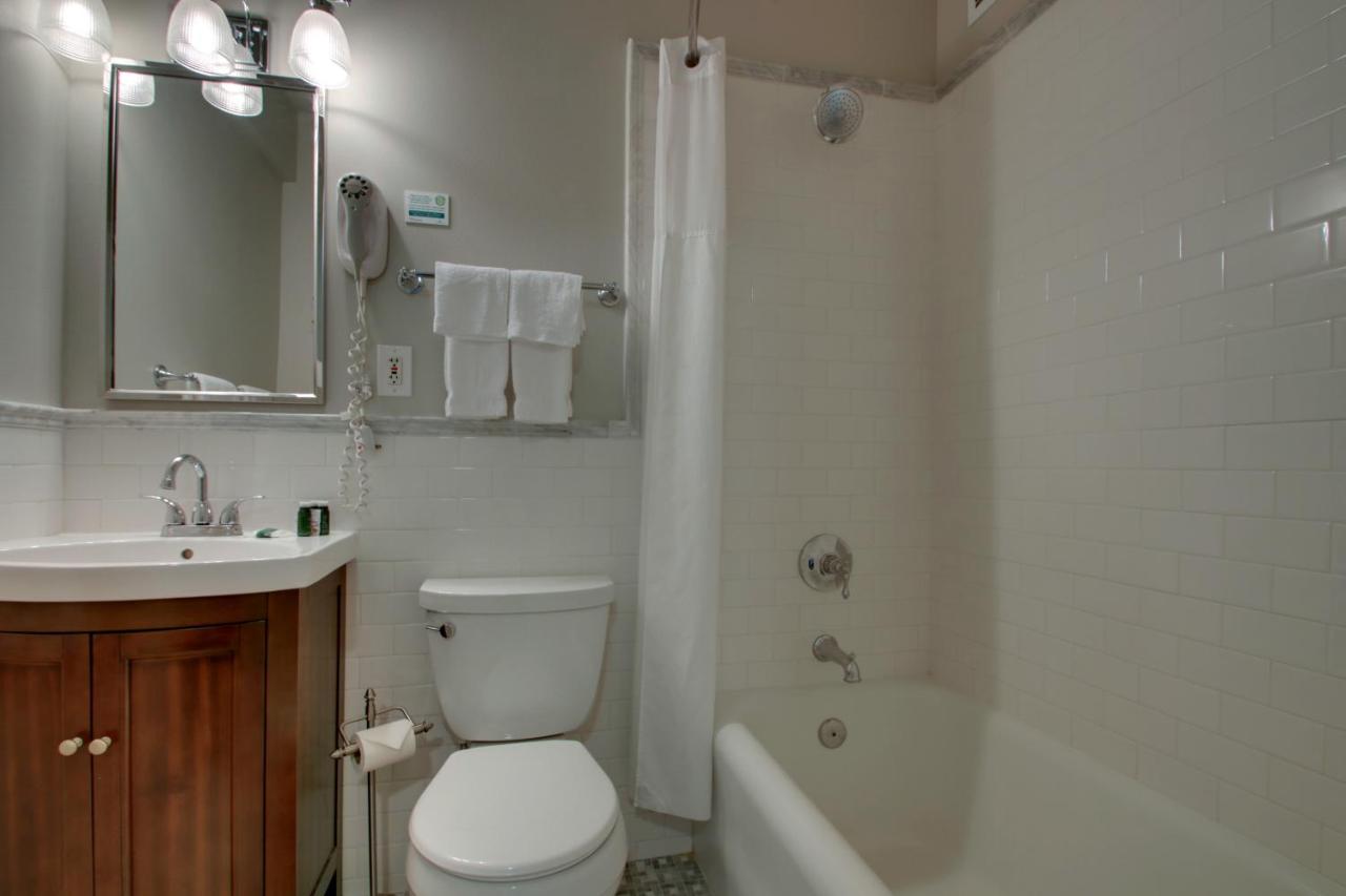 One-Bedroom Suite at The Knickerbocker on the Lake