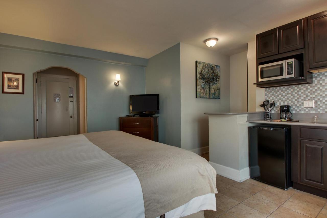 Deluxe Room at The Knickerbocker on the Lake