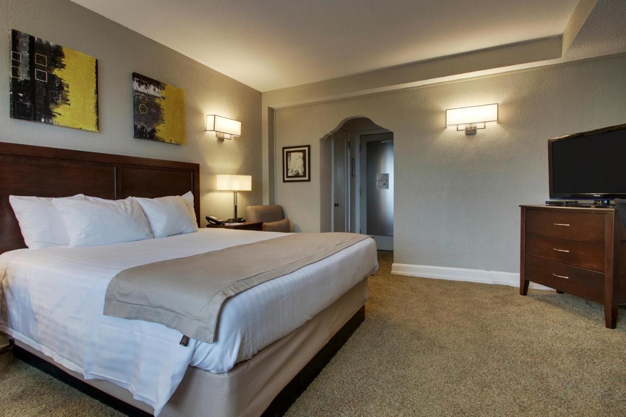 Deluxe Room at The Knickerbocker on the Lake